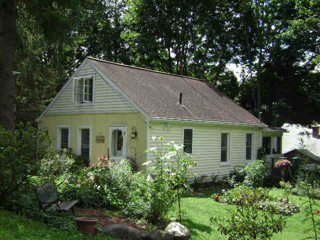 Building photograph for 7 SPRING RD